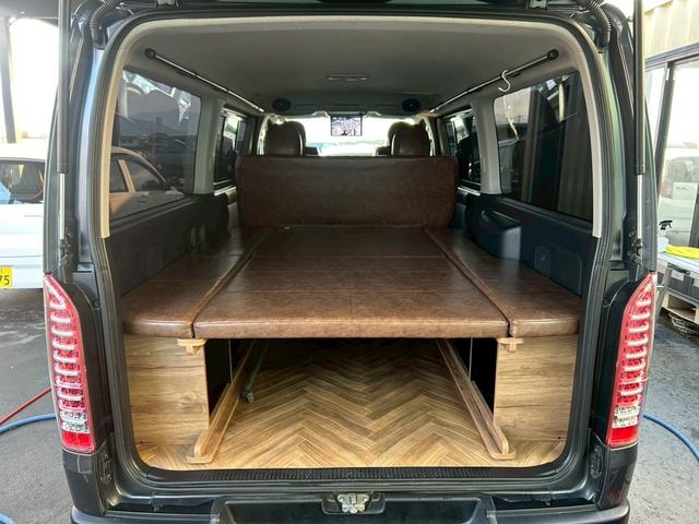 ハイエースバン ロングスーパーＧＬ　丸目フェイス　車中泊ベッドキット　１７インチＡＷ　ホワイトレタータイヤ　ローダウン　ＬＥＤテール　ナビＴＶ　フリップダウンモニター　バックカメラ　ブラウンレザー調シートカバー　タイミングチェーン駆動（20枚目）