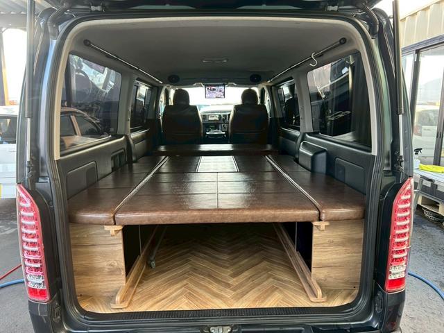 ハイエースバン ロングスーパーＧＬ　丸目フェイス　車中泊ベッドキット　１７インチＡＷ　ホワイトレタータイヤ　ローダウン　ＬＥＤテール　ナビＴＶ　フリップダウンモニター　バックカメラ　ブラウンレザー調シートカバー　タイミングチェーン駆動（21枚目）