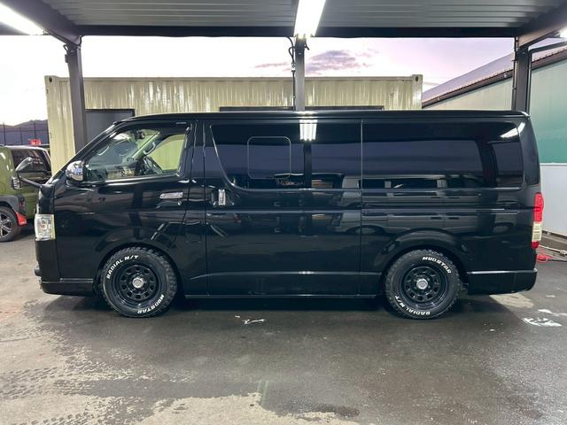 ハイエースバン ロングスーパーＧＬ　ベッドキット　ナビＴＶ　フリップダウンモニター　バックカメラ　ドラレコ　デイトナホイール　ＭＴタイヤ　ローダウン　フロントアンダースポイラー　ＬＥＤヘッドライト　ＥＴＣ　４型　タイミングチェーン駆動（3枚目）