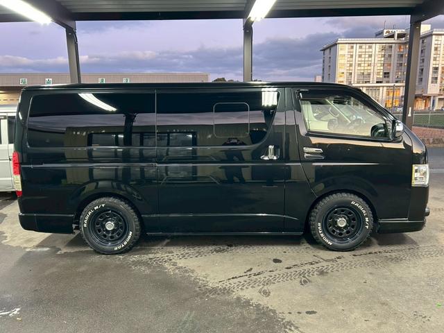 ハイエースバン ロングスーパーＧＬ　ベッドキット　ナビＴＶ　フリップダウンモニター　バックカメラ　ドラレコ　デイトナホイール　ＭＴタイヤ　ローダウン　フロントアンダースポイラー　ＬＥＤヘッドライト　ＥＴＣ　４型　タイミングチェーン駆動（7枚目）