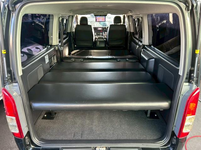 ハイエースバン ロングスーパーＧＬ　ベッドキット　ナビＴＶ　フリップダウンモニター　バックカメラ　ドラレコ　デイトナホイール　ＭＴタイヤ　ローダウン　フロントアンダースポイラー　ＬＥＤヘッドライト　ＥＴＣ　４型　タイミングチェーン駆動（20枚目）