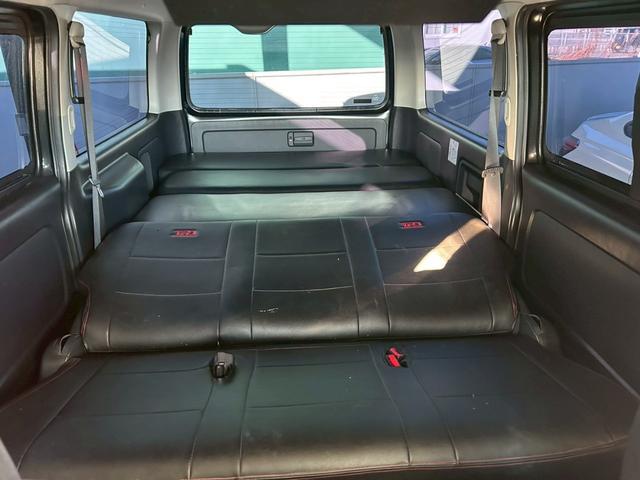 ハイエースバン ロングスーパーＧＬ　ベッドキット　ナビＴＶ　フリップダウンモニター　バックカメラ　ドラレコ　デイトナホイール　ＭＴタイヤ　ローダウン　フロントアンダースポイラー　ＬＥＤヘッドライト　ＥＴＣ　４型　タイミングチェーン駆動（21枚目）