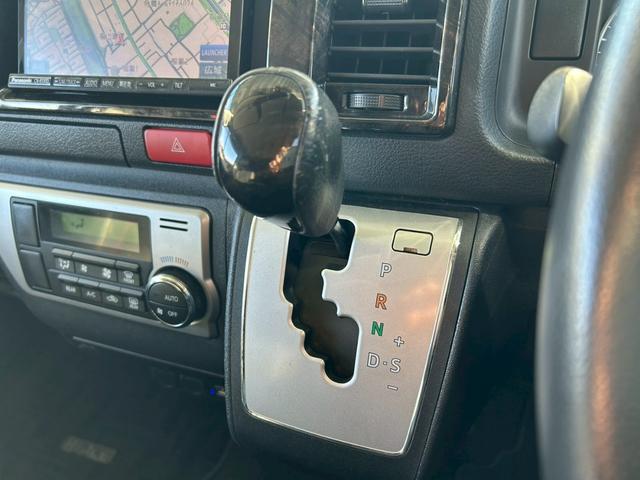 ハイエースバン ロングスーパーＧＬ　ベッドキット　ナビＴＶ　フリップダウンモニター　バックカメラ　ドラレコ　デイトナホイール　ＭＴタイヤ　ローダウン　フロントアンダースポイラー　ＬＥＤヘッドライト　ＥＴＣ　４型　タイミングチェーン駆動（35枚目）