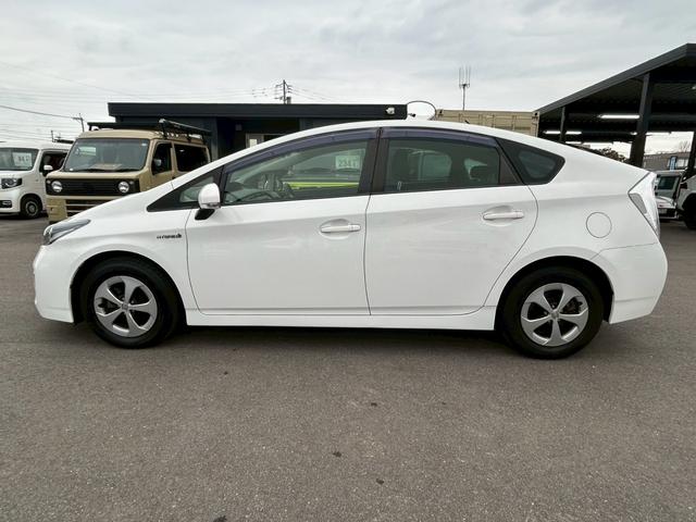 プリウス Ｓ　社外ナビ／バックカメラ／ＥＴＣ／フルセグＴＶ／Ｂｌｕｅｔｏｏｔｈ／ＣＤ・ＤＶＤ／純正１５インチＡＷ／禁煙車（3枚目）