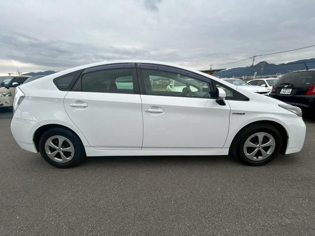 プリウス Ｓ　社外ナビ／バックカメラ／ＥＴＣ／フルセグＴＶ／Ｂｌｕｅｔｏｏｔｈ／ＣＤ・ＤＶＤ／純正１５インチＡＷ／禁煙車（7枚目）