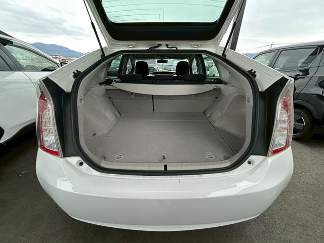 プリウス Ｓ　社外ナビ／バックカメラ／ＥＴＣ／フルセグＴＶ／Ｂｌｕｅｔｏｏｔｈ／ＣＤ・ＤＶＤ／純正１５インチＡＷ／禁煙車（12枚目）