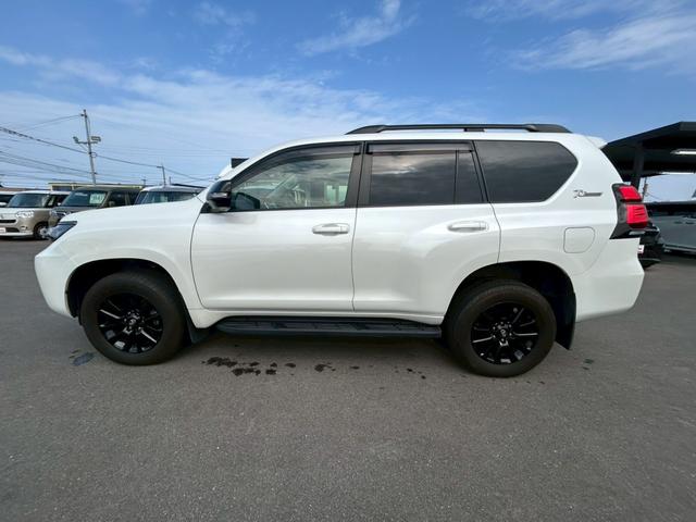 ランドクルーザープラド ＴＸ　Ｌパッケージ　７０ｔｈアニバーサリーリミテッド　ムーンルーフ／７人乗り／純正９インチナビ／全方位モニター／黒ラダータイプルーフレール／ＢＳＭ／ワンオーナー／セーフティセンス／革シート／電動格納シート（３列目）／パワーシート／快適温熱シート（3枚目）