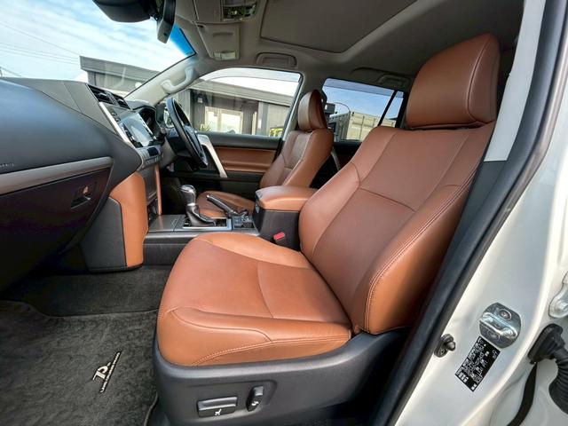 ランドクルーザープラド ＴＸ　Ｌパッケージ　７０ｔｈアニバーサリーリミテッド　ムーンルーフ／７人乗り／純正９インチナビ／全方位モニター／黒ラダータイプルーフレール／ＢＳＭ／ワンオーナー／セーフティセンス／革シート／電動格納シート（３列目）／パワーシート／快適温熱シート（14枚目）