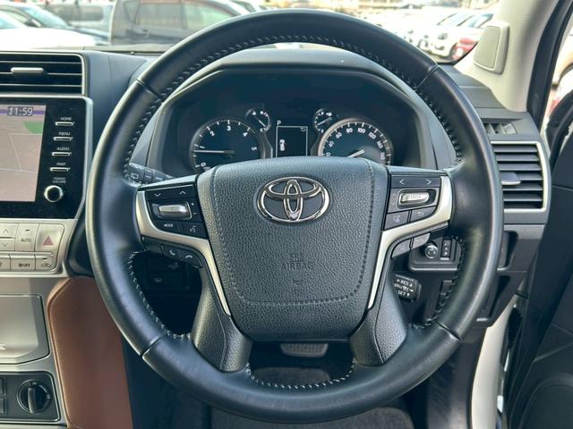 ランドクルーザープラド ＴＸ　Ｌパッケージ　７０ｔｈアニバーサリーリミテッド　ムーンルーフ／７人乗り／純正９インチナビ／全方位モニター／黒ラダータイプルーフレール／ＢＳＭ／ワンオーナー／セーフティセンス／革シート／電動格納シート（３列目）／パワーシート／快適温熱シート（22枚目）