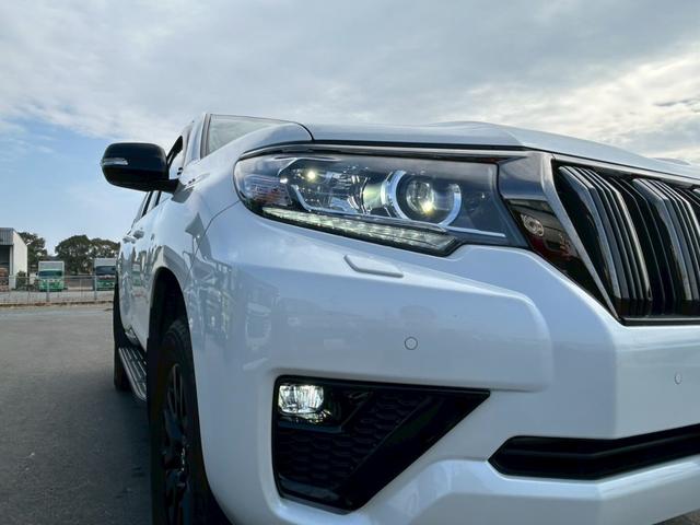 ランドクルーザープラド ＴＸ　Ｌパッケージ　７０ｔｈアニバーサリーリミテッド　ムーンルーフ／７人乗り／純正９インチナビ／全方位モニター／黒ラダータイプルーフレール／ＢＳＭ／ワンオーナー／セーフティセンス／革シート／電動格納シート（３列目）／パワーシート／快適温熱シート（29枚目）