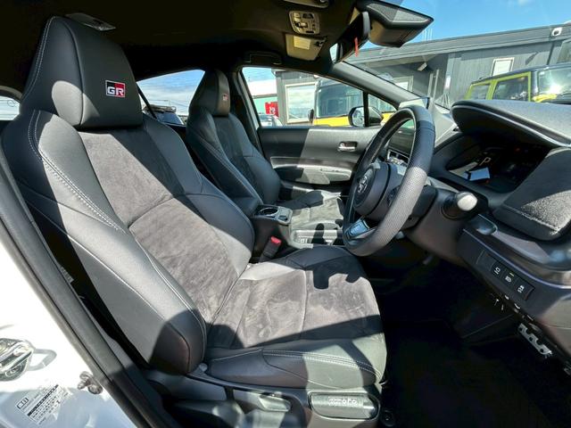 アクア ＧＲスポーツ　セーフティセンス／純正１０．５インチＤＡ＋ナビ／パノラミックビューモニター／シートヒーター／ステアリングヒーター／ＢＳＭ／ＥＴＣ２．０／ドラレコ付き自動防眩ミラー／純正１７インチＡＷ（10枚目）