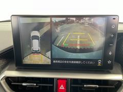 全周囲や後方確認に便利で安全な全方位型モニターとバックカメラも装備しています。 7