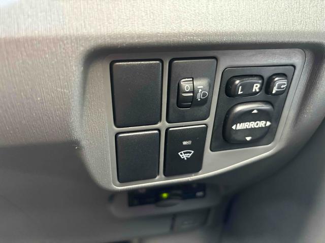 プリウス Ｌ　ＥＴＣ　バックカメラ　ナビ　ＴＶ　アルミホイール　オートライト　ＣＶＴ　スマートキー　電動格納ミラー　ミュージックプレイヤー接続可　エアコン　パワーステアリング　パワーウィンドウ　運転席エアバッグ（15枚目）