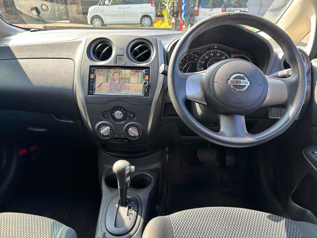 ノート Ｘ　ＤＩＧ－Ｓ　ＥＴＣ　ＴＶ　アルミホイール　スマートキー　アイドリングストップ　電動格納ミラー　ＣＶＴ　盗難防止システム　衝突安全ボディ　ＡＢＳ　ミュージックプレイヤー接続可　エアコン　パワーステアリング（9枚目）