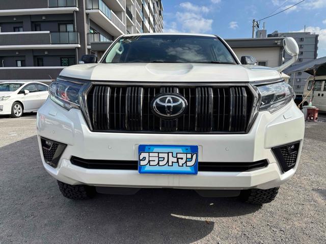 ランドクルーザープラド ＴＸ　Ｌパッケージ　７０ｔｈアニバーサリーリミテッド　４ＷＤ　ドライブレコーダー　ＥＴＣ　バックカメラ　クリアランスソナー　オートクルーズコントロール　パワーシート　衝突被害軽減システム　サンルーフ　ＴＶ　オートマチックハイビーム　ＬＥＤヘッドランプ（3枚目）