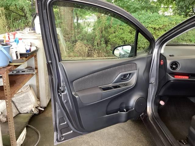 ヴィッツ Ｆ　ナビ　リアカメラ　スマートキー　セキュリティ　アイドリングストップ車　パワーウィンドウ　エアバック　Ｗエアバック　エアコン　キーレスキー　パワステ　ワンセグＴＶ　ＡＢＳ　バックカメラ（35枚目）