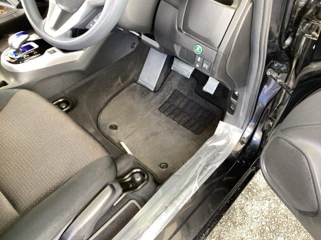 フィットハイブリッド Ｆパッケージ　純正メモリーナビ　リアカメラ　ＥＴＣ　盗難警報装置　記録簿有り　ＡＵＴＯエアコン　助手席エアバック　ＥＣＯＮ　リヤカメラ　ＡＢＳ付　ＤＶＤ視聴　横滑り防止システム　キーレスエントリー　運転席エアバック（49枚目）