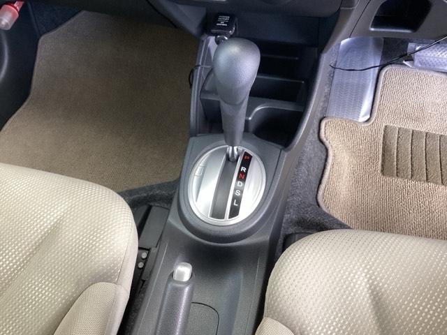 シンプルでとても使いやすいフロアシフトに、パーキングブレーキはハンドタイプのサイドブレーキです。