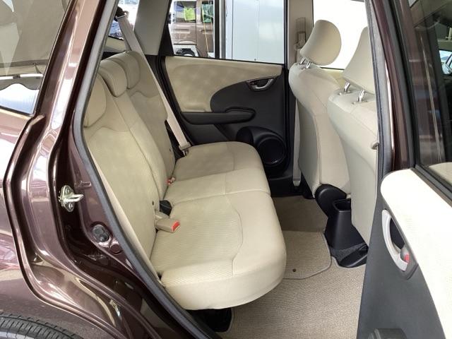 リアシートは左右、別々に多彩なアレンジをする事ができます。１段階のリクライニングも出来ます。また、リアシート座面を跳ね上げて、背の高い荷物などを積む事ができます。