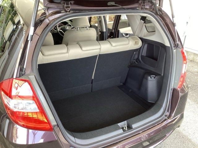 リアシートを倒さなくても、ラゲッジスペースは十分あります。
