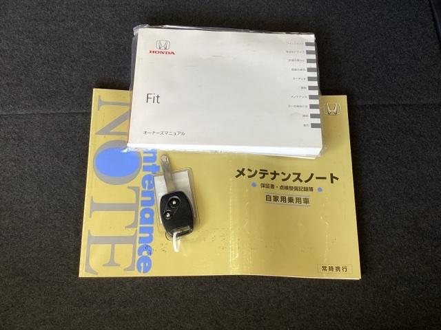 メンテナンスノート【整備記録簿】、取説も揃っています。便利なキーレスキーです。ボタンワンタッチで、ドアの施錠、解錠がらくちんです。