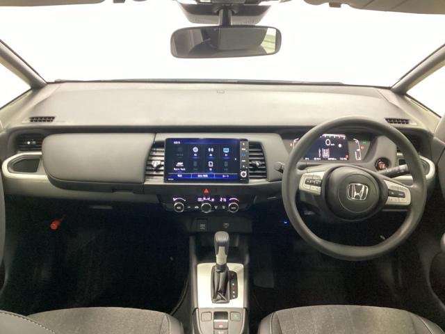 フィット ホーム　純正ナビ　フルセグ　リアカメラ　衝突軽減　ソナー　ＵＳＢ接続　ＡＡＣ　横滑り防止機能　サイドエアバック　オートライト　ＬＥＤライト　クルーズコントロール　パワーウィンドウ　スマキー　ＤＶＤ　ナビＴＶ（3枚目）