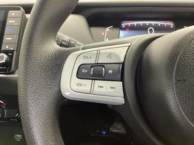 フィット ホーム　純正ナビ　フルセグ　リアカメラ　衝突軽減　ソナー　ＵＳＢ接続　ＡＡＣ　横滑り防止機能　サイドエアバック　オートライト　ＬＥＤライト　クルーズコントロール　パワーウィンドウ　スマキー　ＤＶＤ　ナビＴＶ（16枚目）