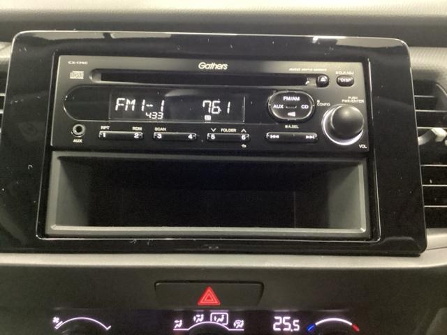 フィット ｅ：ＨＥＶベーシック　純正ＣＤチューナー　オートエアコン　カーテンエアバッグ　ＣＭＢＳ　セキュリティアラーム　アイドリングストップ　スマートキー　ドラレコ　ＬＥＤヘッド　パワーウインドウ　ＥＴＣ車載器　クルーズコントロール（3枚目）