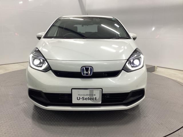 フィット ｅ：ＨＥＶベーシック　純正ＣＤチューナー　オートエアコン　カーテンエアバッグ　ＣＭＢＳ　セキュリティアラーム　アイドリングストップ　スマートキー　ドラレコ　ＬＥＤヘッド　パワーウインドウ　ＥＴＣ車載器　クルーズコントロール（6枚目）