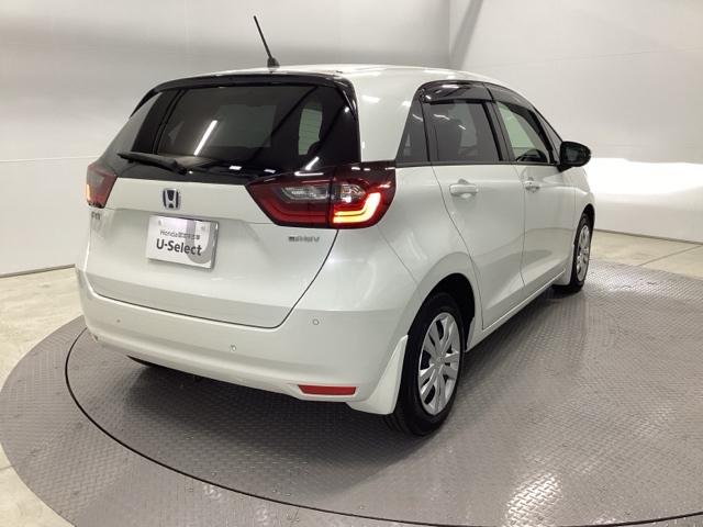 フィット ｅ：ＨＥＶベーシック　純正ＣＤチューナー　オートエアコン　カーテンエアバッグ　ＣＭＢＳ　セキュリティアラーム　アイドリングストップ　スマートキー　ドラレコ　ＬＥＤヘッド　パワーウインドウ　ＥＴＣ車載器　クルーズコントロール（8枚目）