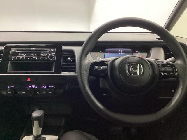 フィット ｅ：ＨＥＶベーシック　純正ＣＤチューナー　オートエアコン　カーテンエアバッグ　ＣＭＢＳ　セキュリティアラーム　アイドリングストップ　スマートキー　ドラレコ　ＬＥＤヘッド　パワーウインドウ　ＥＴＣ車載器　クルーズコントロール（10枚目）