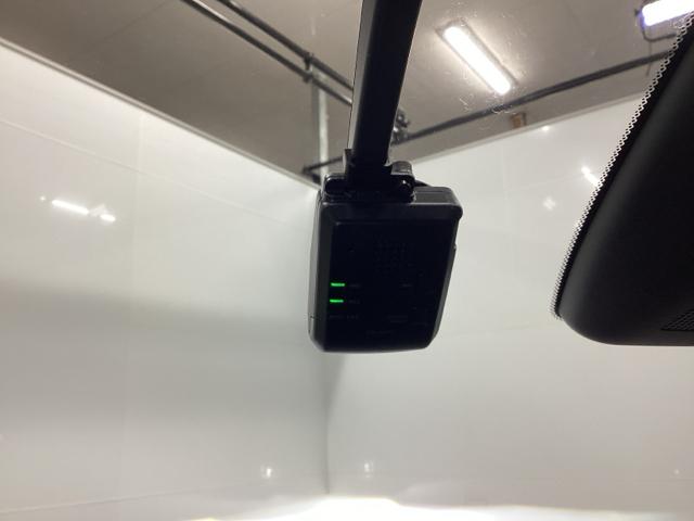 フィット ｅ：ＨＥＶベーシック　純正ＣＤチューナー　オートエアコン　カーテンエアバッグ　ＣＭＢＳ　セキュリティアラーム　アイドリングストップ　スマートキー　ドラレコ　ＬＥＤヘッド　パワーウインドウ　ＥＴＣ車載器　クルーズコントロール（13枚目）