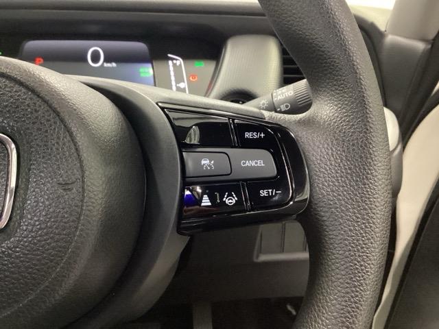 フィット ｅ：ＨＥＶベーシック　純正ＣＤチューナー　オートエアコン　カーテンエアバッグ　ＣＭＢＳ　セキュリティアラーム　アイドリングストップ　スマートキー　ドラレコ　ＬＥＤヘッド　パワーウインドウ　ＥＴＣ車載器　クルーズコントロール（15枚目）