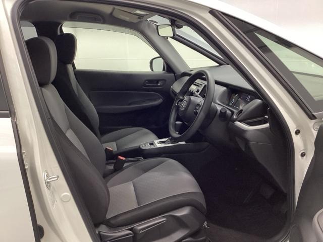 フィット ｅ：ＨＥＶベーシック　純正ＣＤチューナー　オートエアコン　カーテンエアバッグ　ＣＭＢＳ　セキュリティアラーム　アイドリングストップ　スマートキー　ドラレコ　ＬＥＤヘッド　パワーウインドウ　ＥＴＣ車載器　クルーズコントロール（16枚目）