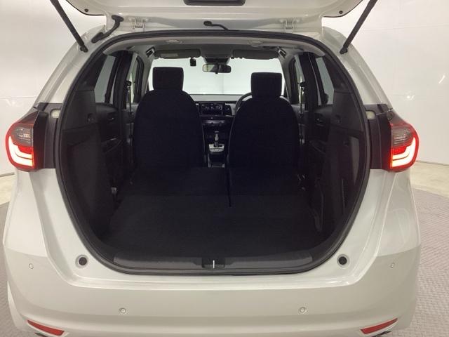 フィット ｅ：ＨＥＶベーシック　純正ＣＤチューナー　オートエアコン　カーテンエアバッグ　ＣＭＢＳ　セキュリティアラーム　アイドリングストップ　スマートキー　ドラレコ　ＬＥＤヘッド　パワーウインドウ　ＥＴＣ車載器　クルーズコントロール（23枚目）