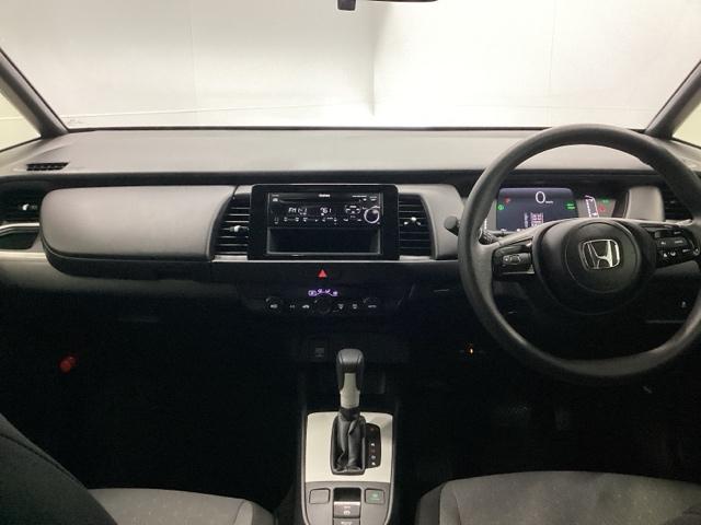 フィット ｅ：ＨＥＶベーシック　純正ＣＤチューナー　オートエアコン　カーテンエアバッグ　ＣＭＢＳ　セキュリティアラーム　アイドリングストップ　スマートキー　ドラレコ　ＬＥＤヘッド　パワーウインドウ　ＥＴＣ車載器　クルーズコントロール（26枚目）