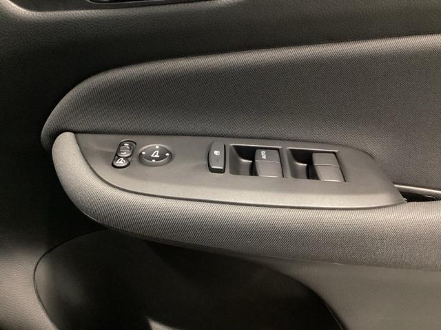 フィット ｅ：ＨＥＶベーシック　純正ＣＤチューナー　オートエアコン　カーテンエアバッグ　ＣＭＢＳ　セキュリティアラーム　アイドリングストップ　スマートキー　ドラレコ　ＬＥＤヘッド　パワーウインドウ　ＥＴＣ車載器　クルーズコントロール（32枚目）