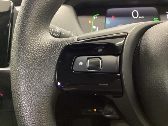 フィット ｅ：ＨＥＶベーシック　純正ＣＤチューナー　オートエアコン　カーテンエアバッグ　ＣＭＢＳ　セキュリティアラーム　アイドリングストップ　スマートキー　ドラレコ　ＬＥＤヘッド　パワーウインドウ　ＥＴＣ車載器　クルーズコントロール（33枚目）