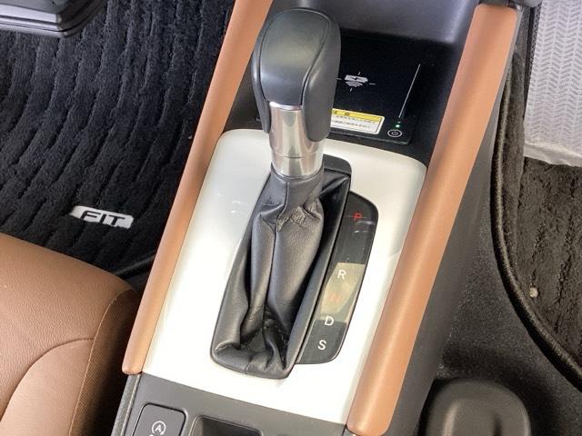 フィット リュクス　純正メモリーナビ　本革シート　ドラレコ　Ｂカメ　サイドエアバッグ　衝突軽減ブレーキ　クルーズコントロール　前席シートヒーター　ドライブレコーダー　パワステ　ＬＥＤヘッドライト　エアコン　ＡＢＳ　イモビ（40枚目）