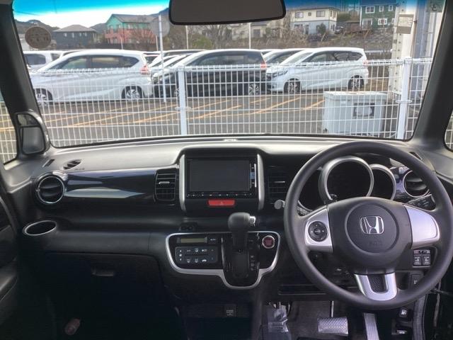 Ｎ－ＢＯＸカスタム Ｇ・Ｌパッケージ　純正ナビ　フルセグ　リアカメラ　左右パワースライド　サイドエアバック　ナビ・ＴＶ　スマキ－　フロントベンチシート　地デジＴＶ　パワーウィンドウ　盗難防止システム　オートエアコン　パワステ　ＤＶＤ再生可（3枚目）