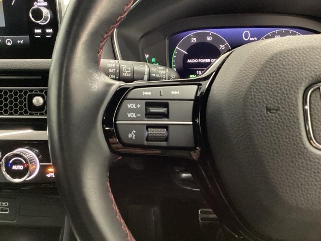 �X�e�A�����O���葤�̓I�[�f�B�I�֘A�̑���X�C�b�`�ł��B��������炷���ƂȂ��^�]�ɏW���ł��܂�