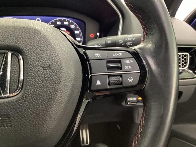 �X�e�A�����O�E�葤�Ɉ��S�^�]�x���@�\�̃z���_�Z���V���O���R���g���[������X�C�b�`�A���葤�ɃI�[�f�B�I�֘A�̃R���g���[���X�C�b�`��z�u�A��������炷���ƂȂ��^�]�ɏW���ł��܂�