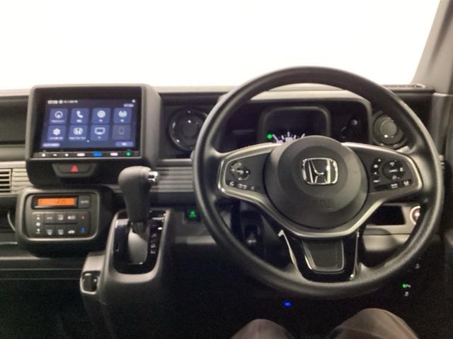 �z���_�����������[�i�r���ڂȂ̂ŁA�����ւ̃h���C�u�����C���������I�X�e�A�����O���葤�ɃI�[�f�B�I�֘A�̃R���g���[���X�C�b�`��z�u���Ă��܂��B���쎞�͎�������炷���ƂȂ��^�]�ɏW���ł��܂�