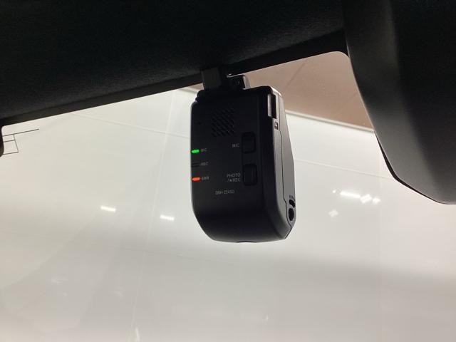 �܂����I�̎��̂��߂Ƀh���C�u���R�[�_�[�������Ă��܂��B�Փ˂����m����ƈ�莞�ԉ摜�������ۑ��ł���̂ň��S�ł��B