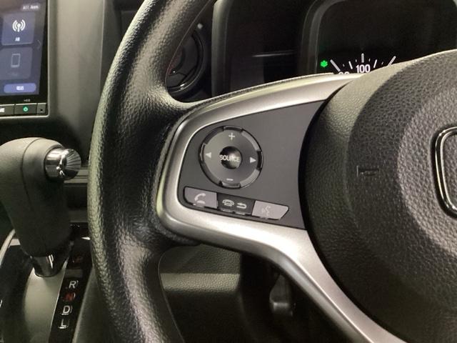 �X�e�A�����O���葤�̓I�[�f�B�I�֘A�̑���X�C�b�`�ł��B��������炷���ƂȂ��^�]�ɏW���ł��܂�