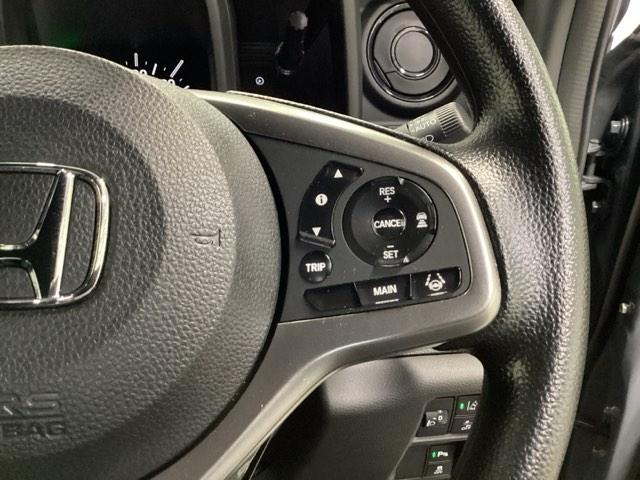 �X�e�A�����O�E�葤�Ɉ��S�^�]�x���@�\�̃z���_�Z���V���O���R���g���[������X�C�b�`�A���葤�ɃI�[�f�B�I�֘A�̃R���g���[���X�C�b�`��z�u�A��������炷���ƂȂ��^�]�ɏW���ł��܂�