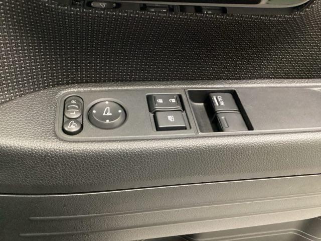 �d���i�[�������R���h�A�~���[�ƁA�p���[�E�B���h�E�}�X�^�[�X�C�b�`���͉^�]�ȃh�A�ɂ���܂��B