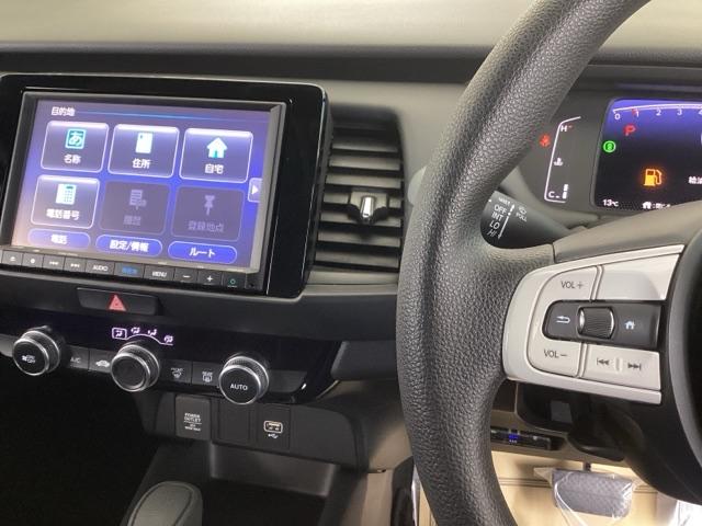 フィット ホーム　純正ナビ　フルセグ　リアカメラ　カーテンエアバック　サポカー　ＬＥＤヘットライト　オートクルーズ　前後障害物センサー　横滑り防止機能　アイドリングストップ　ＥＴＣ車載器　イモビ　ＵＳＢ　Ｗエアバック（2枚目）