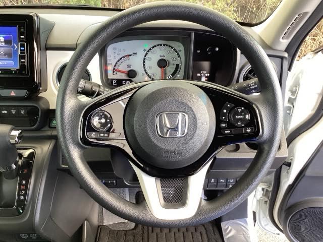 �n���h���̉E���ɂ���{�^���������N���[�Y�R���g���[���ł��B�A�N�Z���y�_���𓥂܂��ɐݒ葬�x���L�[�v�B�������H�ł̃h���C�u�����N�ɁB�܂��A���ɃI�[�f�B�I�����R���X�C�b�`������܂��B