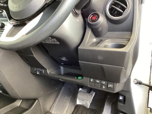 �����ɍ����ŕ֗��Ȃd�s�b������A�������h���u�r�`�Ȃǂ̃X�C�b�`�́A�^�]�Ȃ̉E���A��̓͂��₷���ʒu�ɂ���܂��B